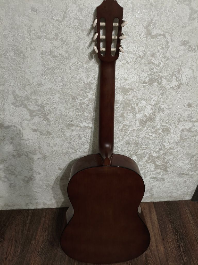 Продаю гитару YAMAHA C40 +чохол