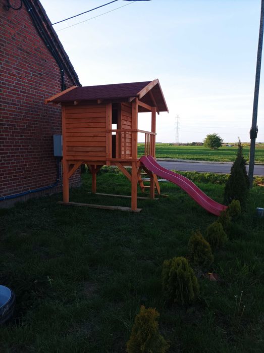 Domek dla dzieci z zjeżdżalnią