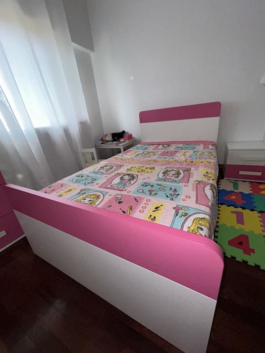 Cama, estrado, mesa de cabeceira e cómoda