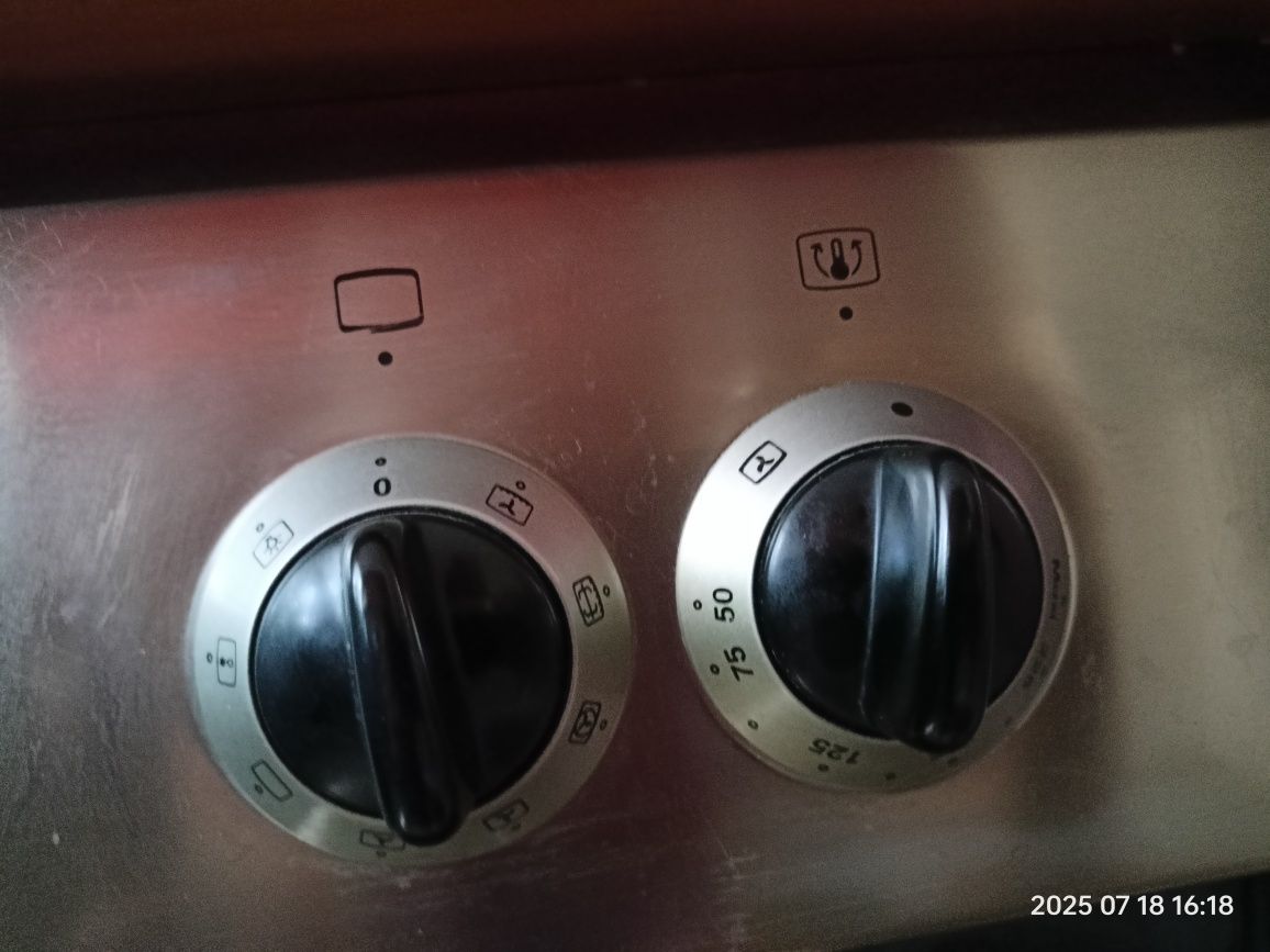 piekarnik do zabudowy marki ARDO, model prawdopodobnie HC00EF4 INOX