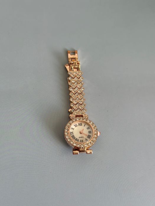 złoty zegarek z cyrkoniami kryształkami vintage coquette