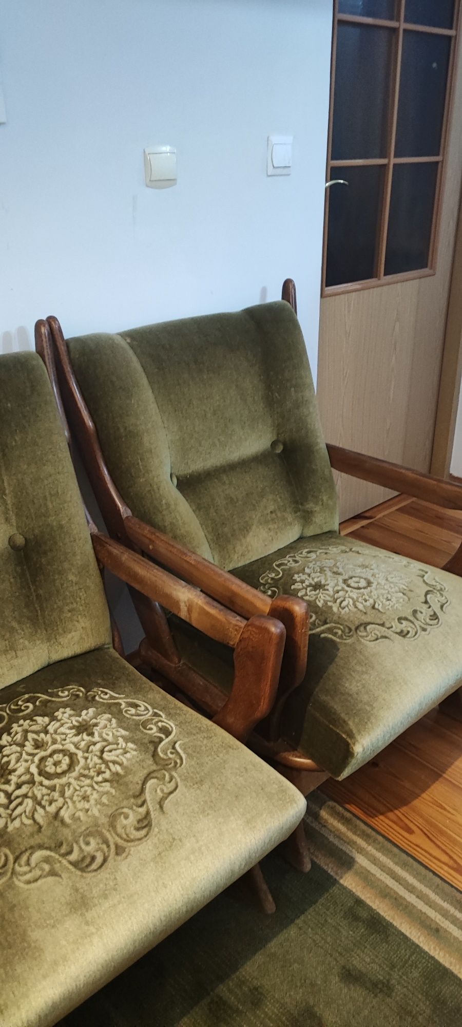 Fotel z drewnianymi elementami
