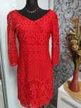 Sukienka elegancka czerwona koronkowa dekold V rękaw 3/4 Atmos fashion