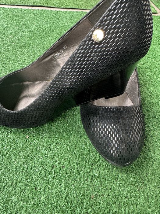 Czolenka czarne koturn r 40