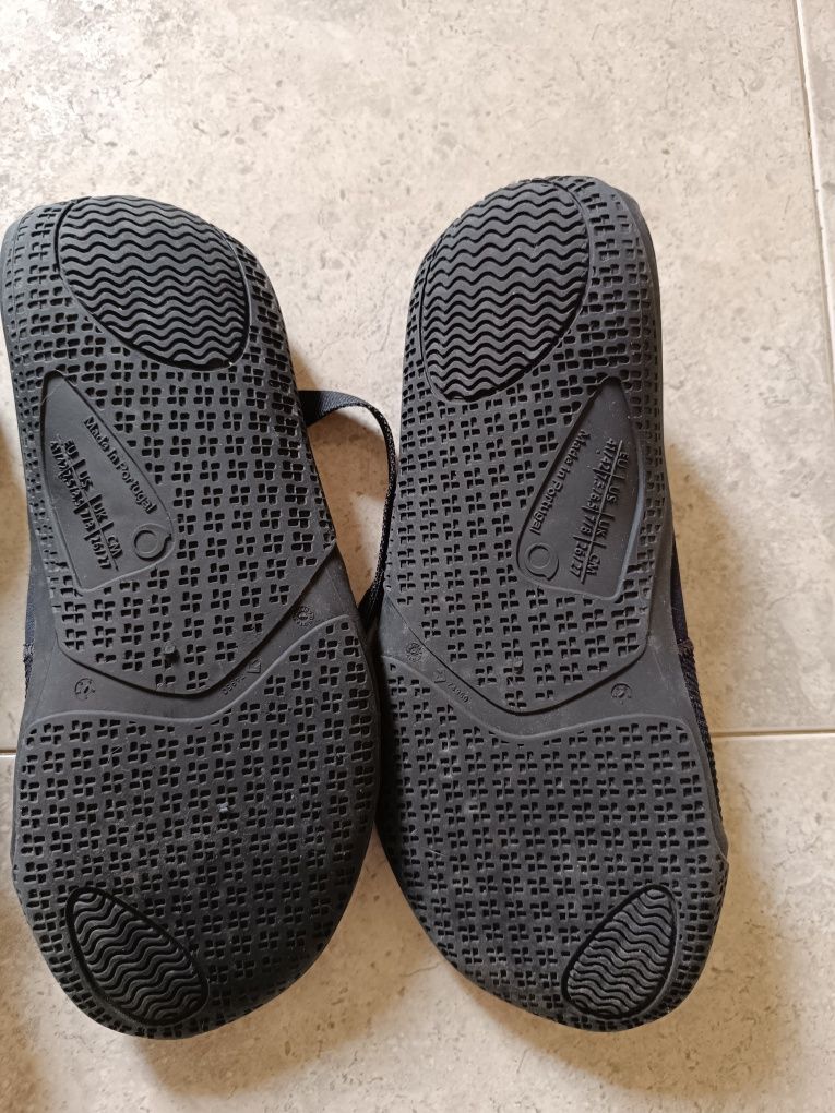Lote dois pares sapatos de surf Tribord.