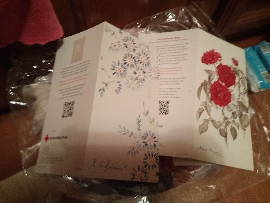 цветы 3 чистые открытки британия набором красный крест