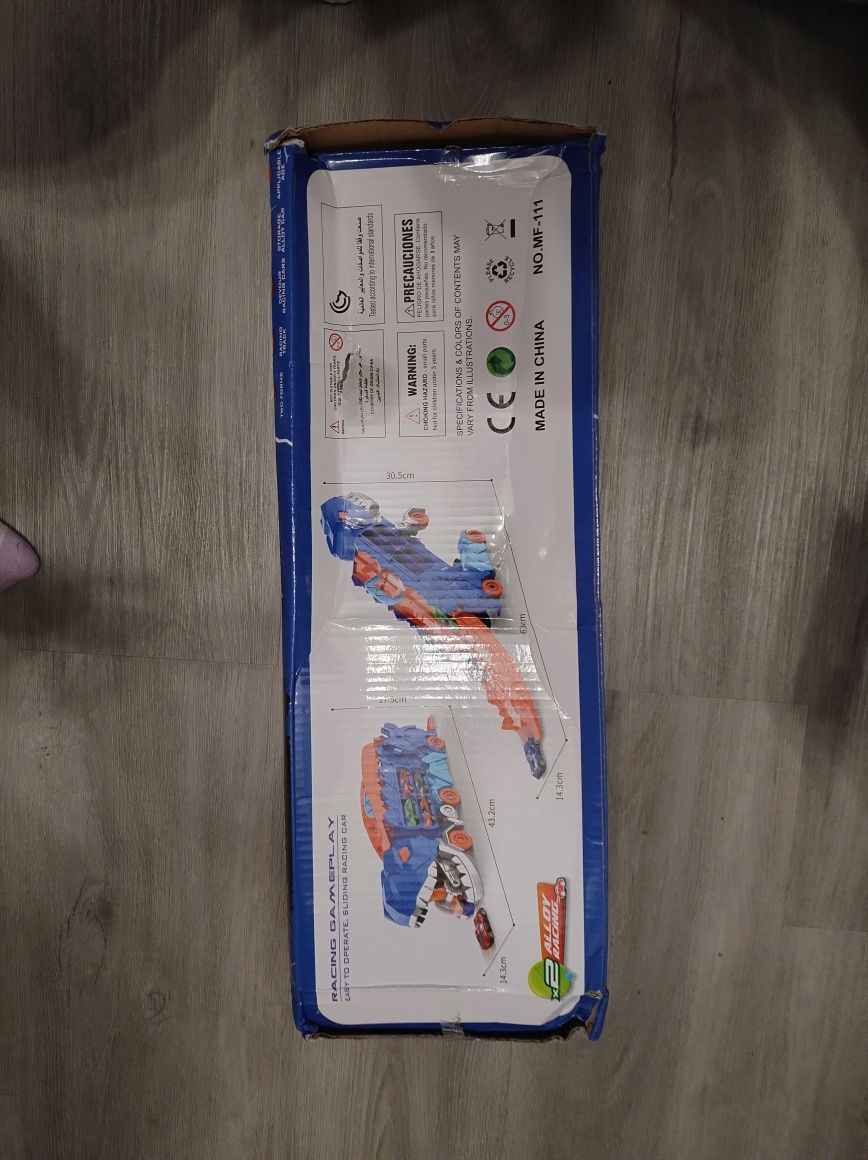 Ciężarówka dinozaur z torem wyścigowym + 4 autka.
