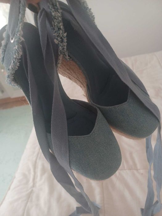 Sandálias de cunha em ganga da Stradivarius