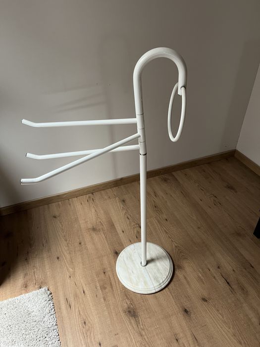 Toalheiro com base em mármore