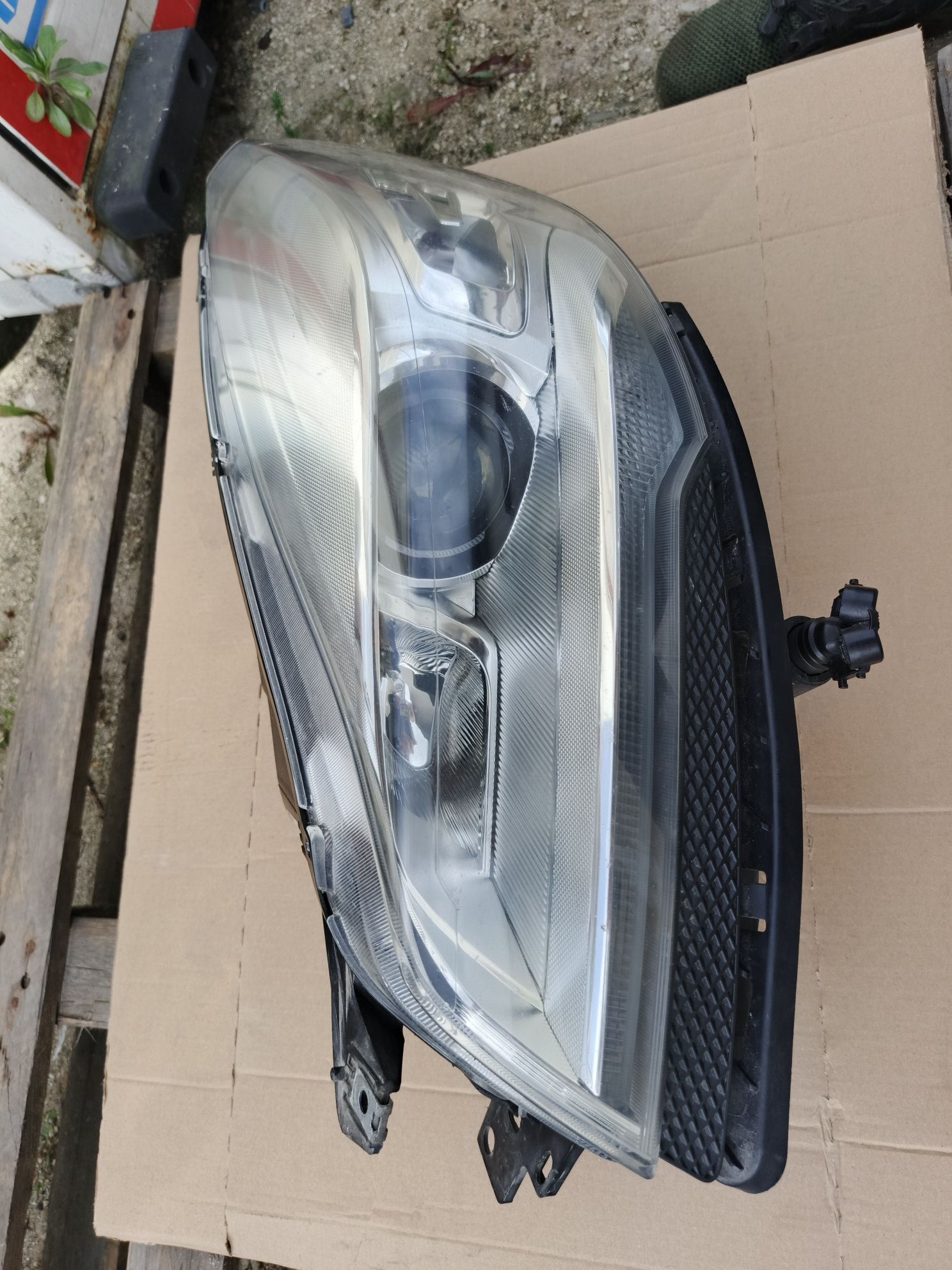 Ford Kuga II bi Xenon reflektor przedni przód