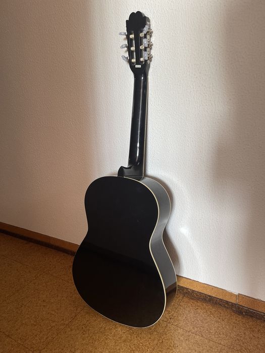 Guitarra Suzuki com capa de proteção