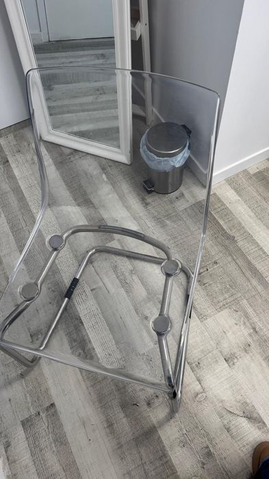Cadeira transparente cromada como nova
