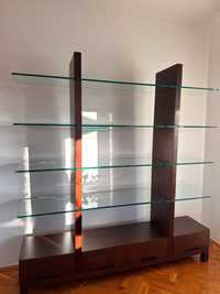 Szklana półka z elementami drewna