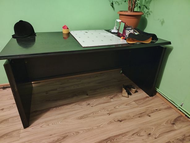 Duże masywne biurko