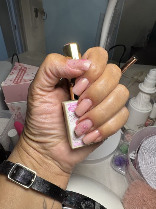 Precisa-se de modelo de unhas de gel