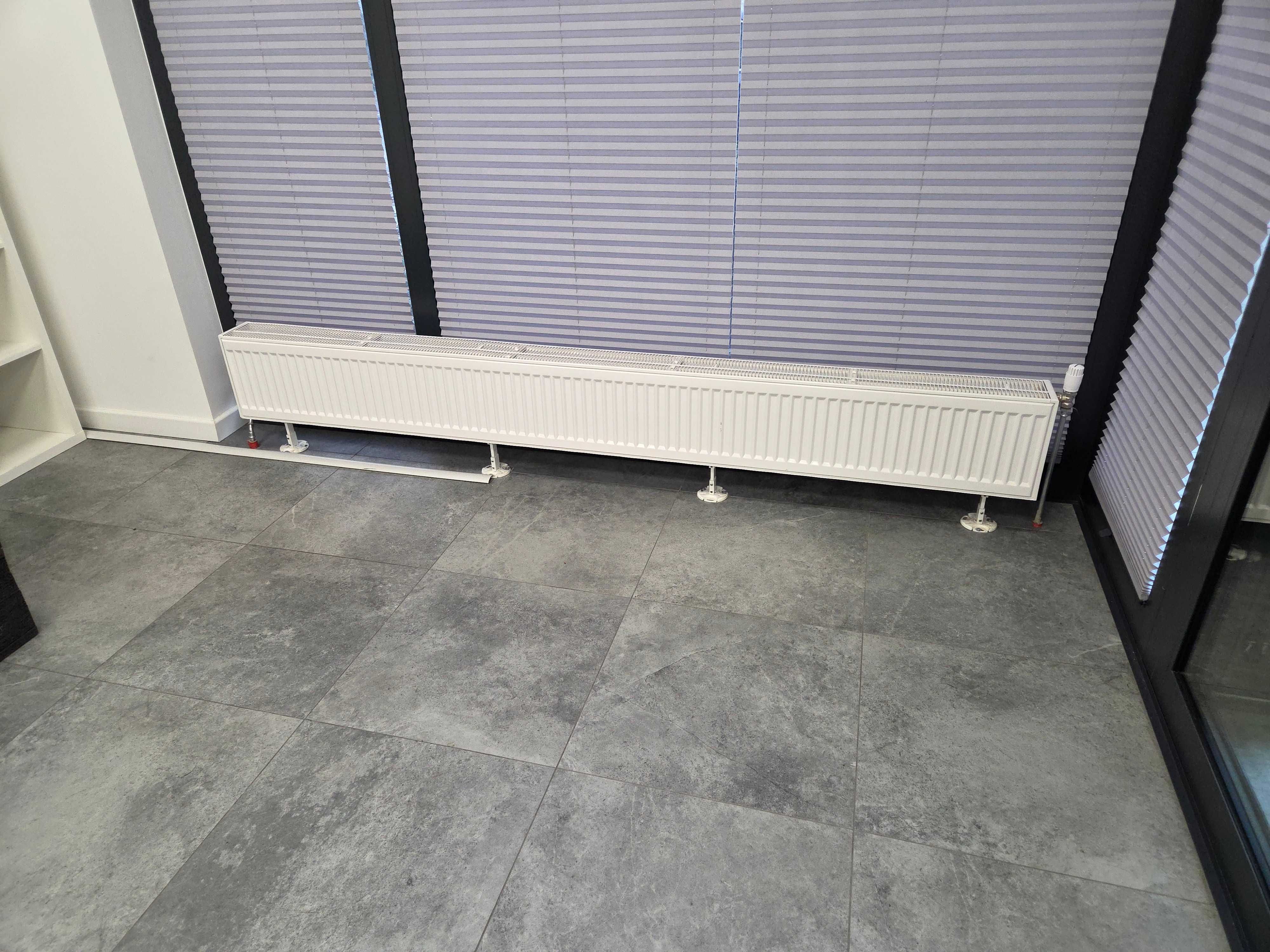 Grzejnik stojący 3 płytowy 260x30x15. Z zaworem termostat. i głowicą