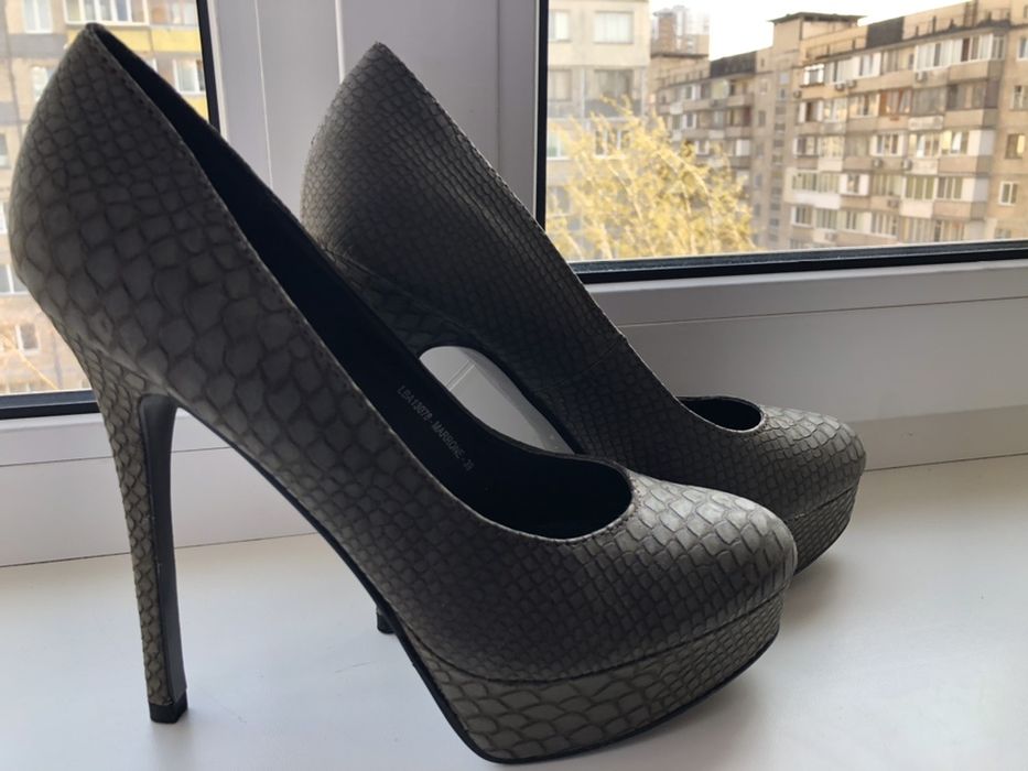 Нові туфлі Silvian Heach