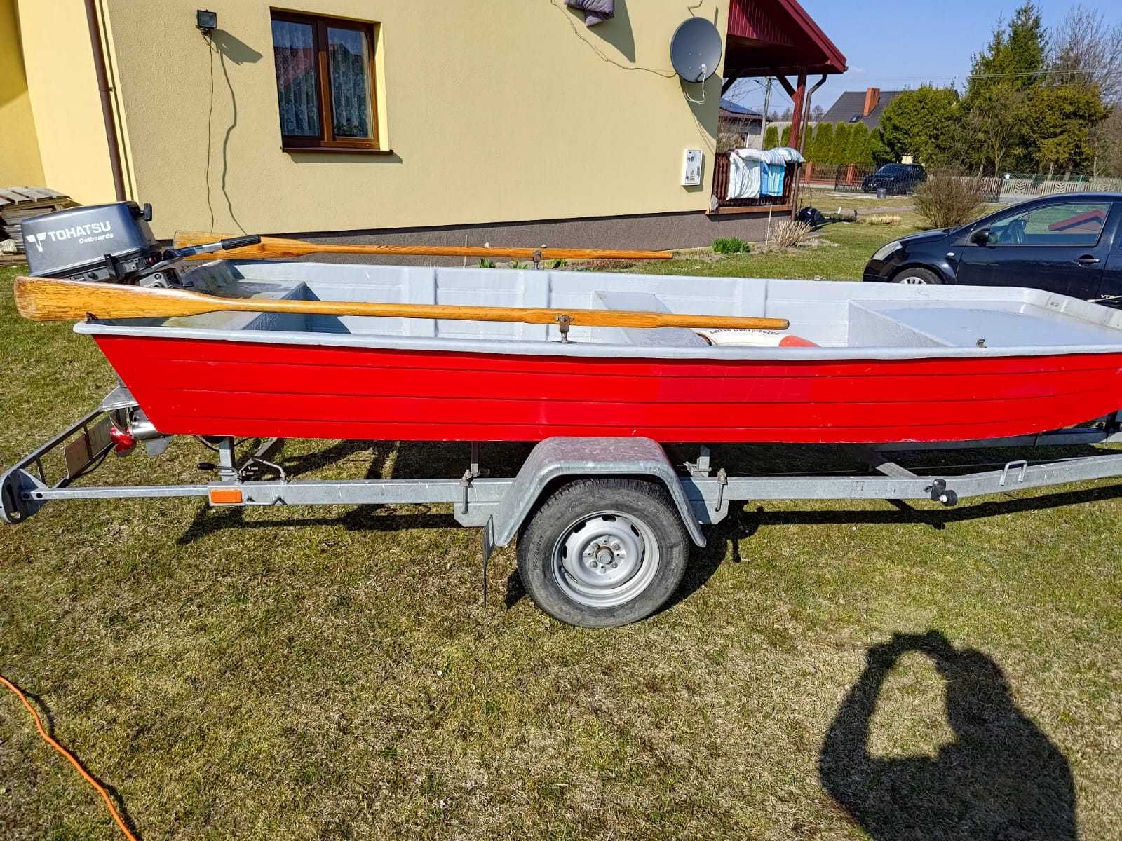 Łódź płaskodenna z silnikiem i przyczepą