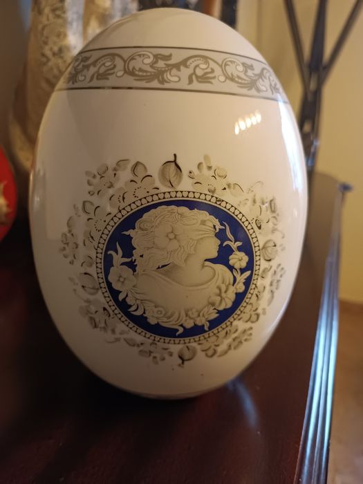 Ovo decorativo em porcelana