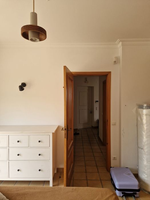 Arrenda-se apartamento Praia del Rey. Despesas incluidas. Apartament f