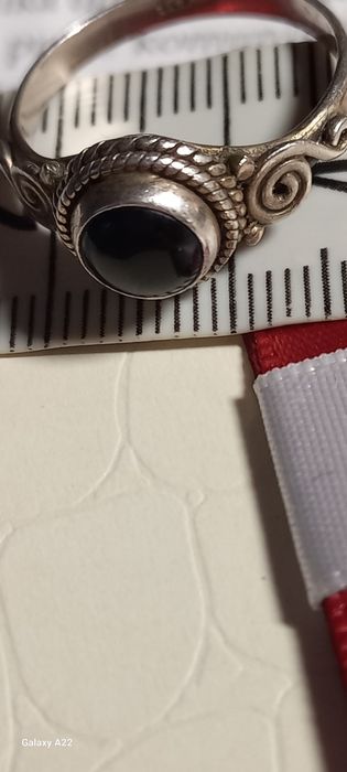 Damski pierścionek srebrny z onyxem.