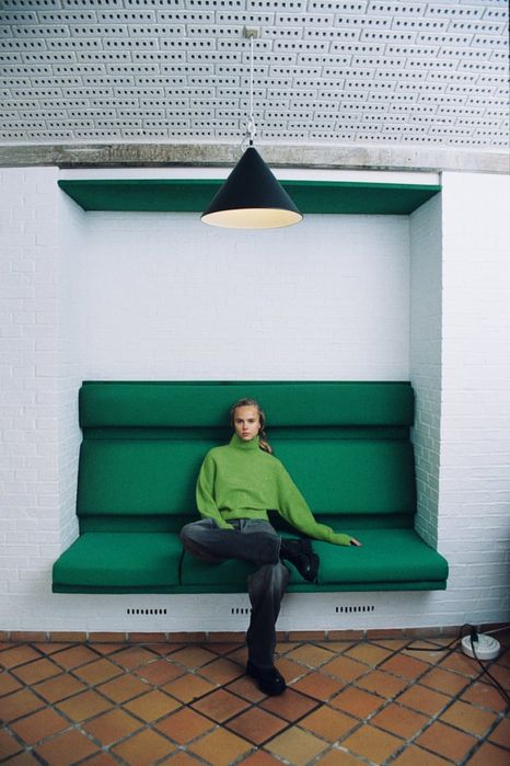 Яскравий светр Zara