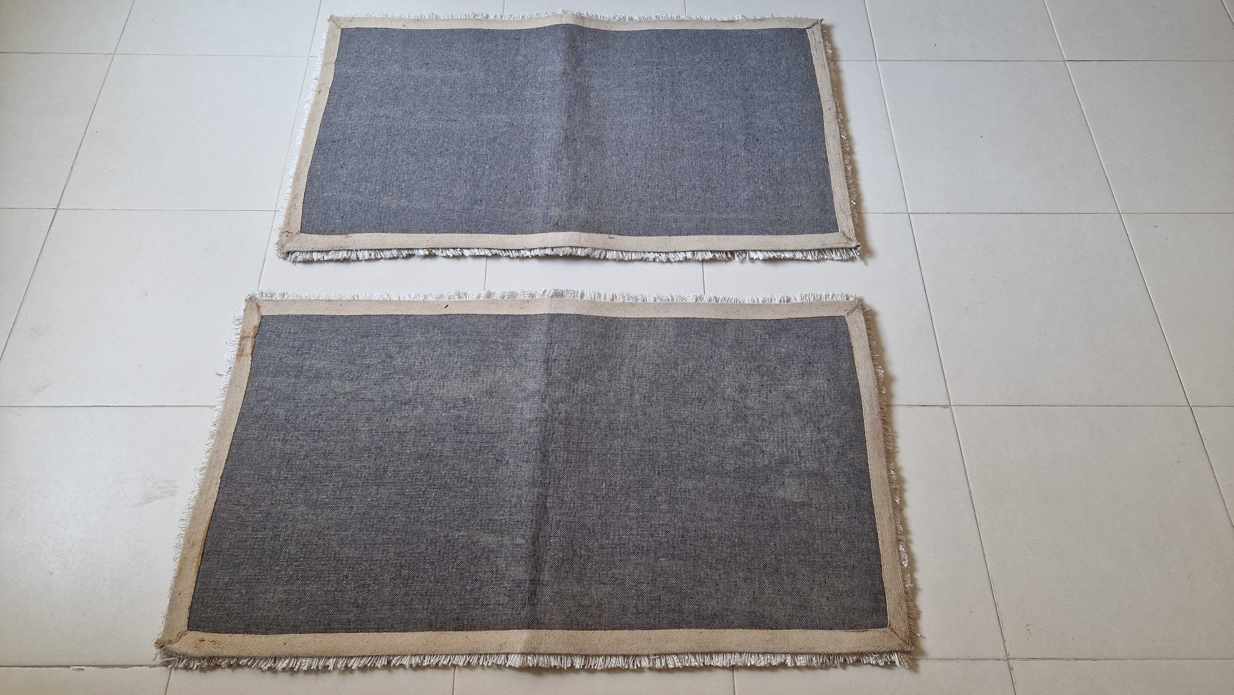 Conjunto 2 tapetes de pêlo, cor cinza