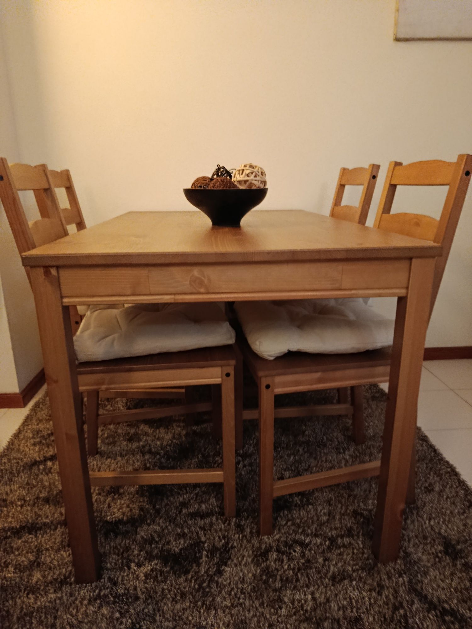 Mesa de sala e cadeiras IKEA