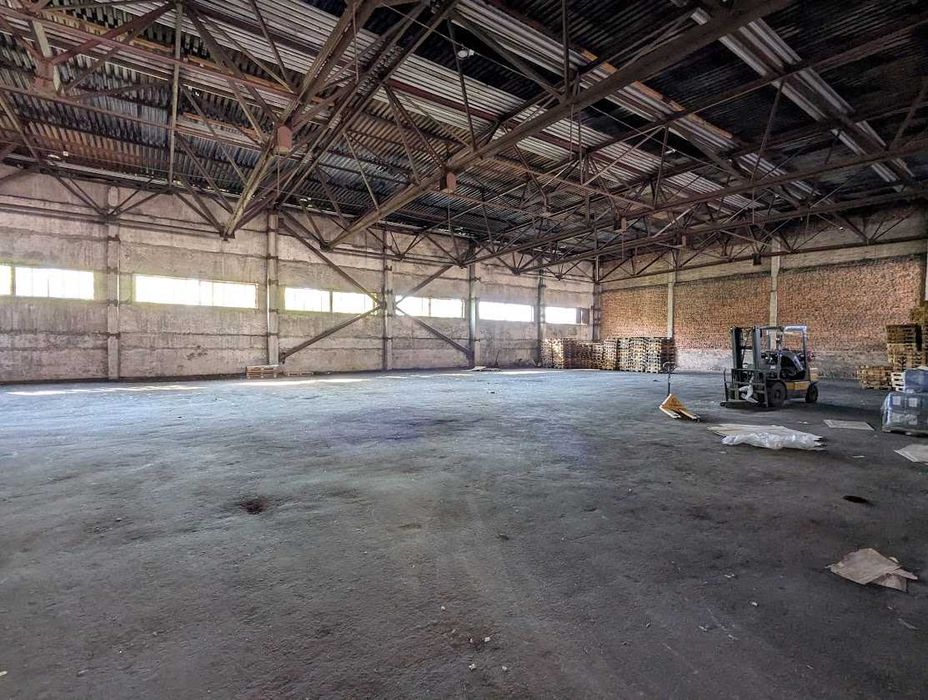 Здамо в оренду майданчик та склади зрампою та напольні  на Обухова 66А