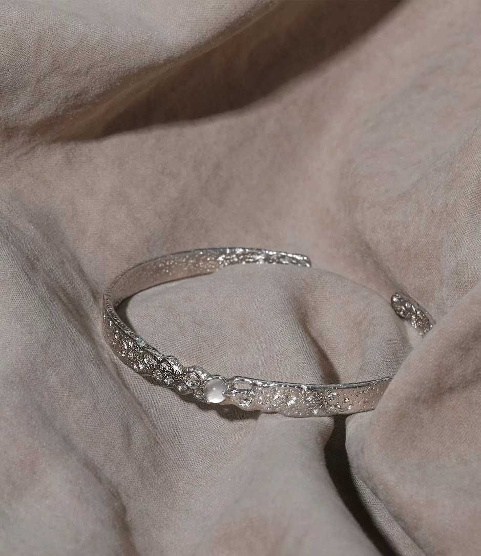 Pulseira Aberto “Alvorecer” com Textura de Luz das Estrelas