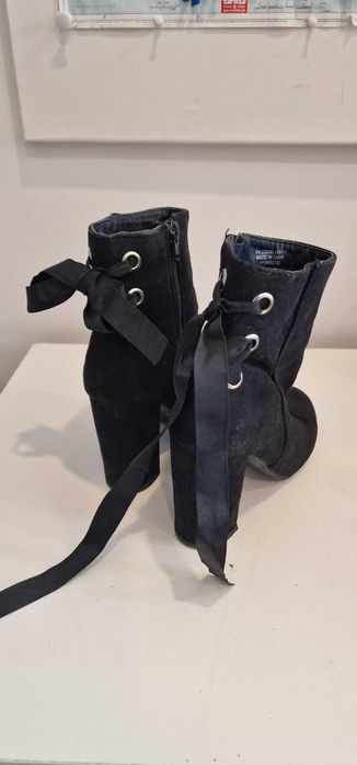 Botas de senhora usadas com pequeno defeito