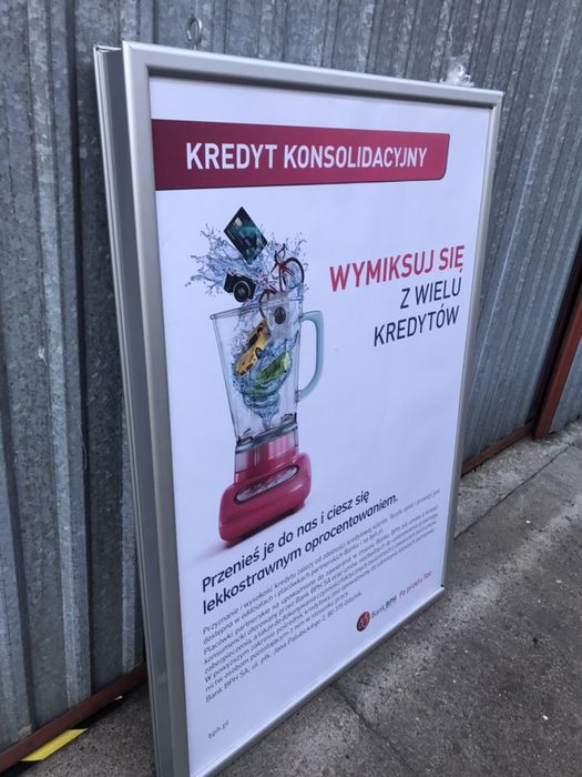 Dwustronna reklama witrynowa lub sufitowa, przyciaga wzrok