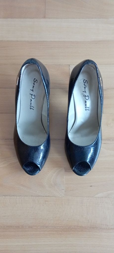 Sapatos de senhora pretos tam 39 NOVOS