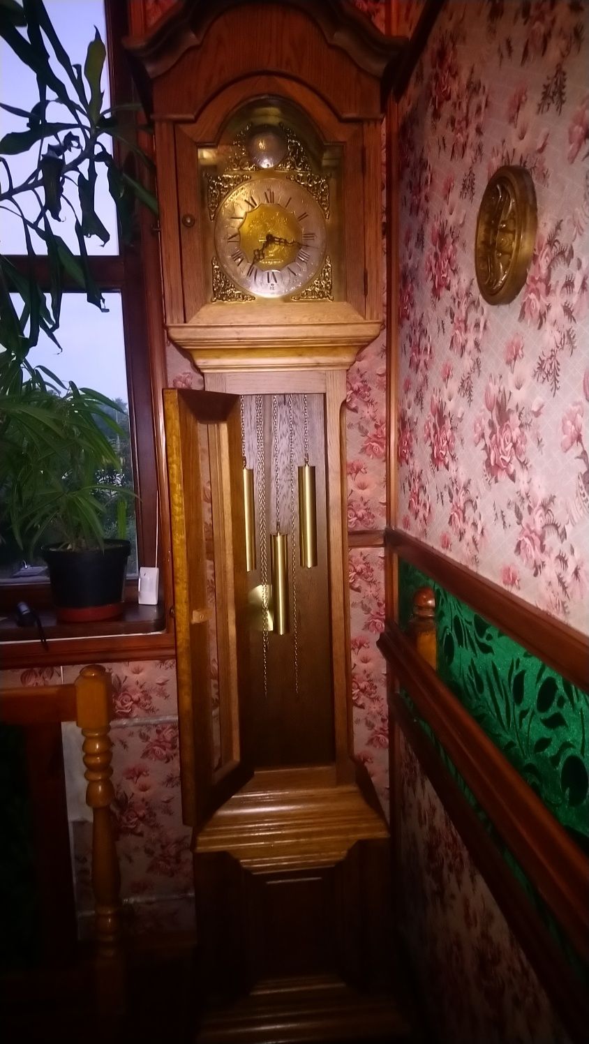 Годинник підлоговий (часы напольные),  з четвертним боєм.