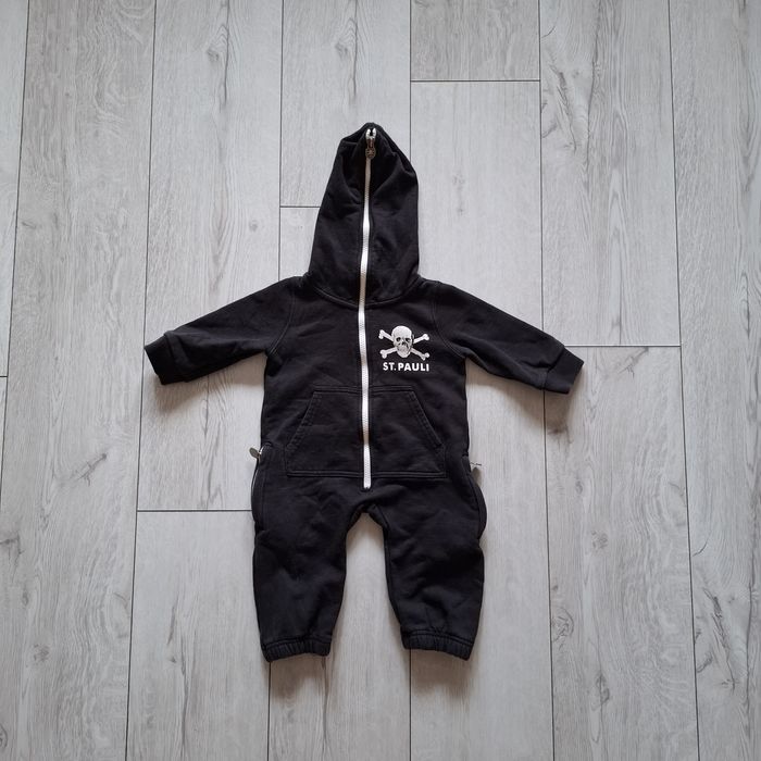 Kombinezon niemowlęcy FC St. Pauli 6 msc czarny body pajacyk kaptur