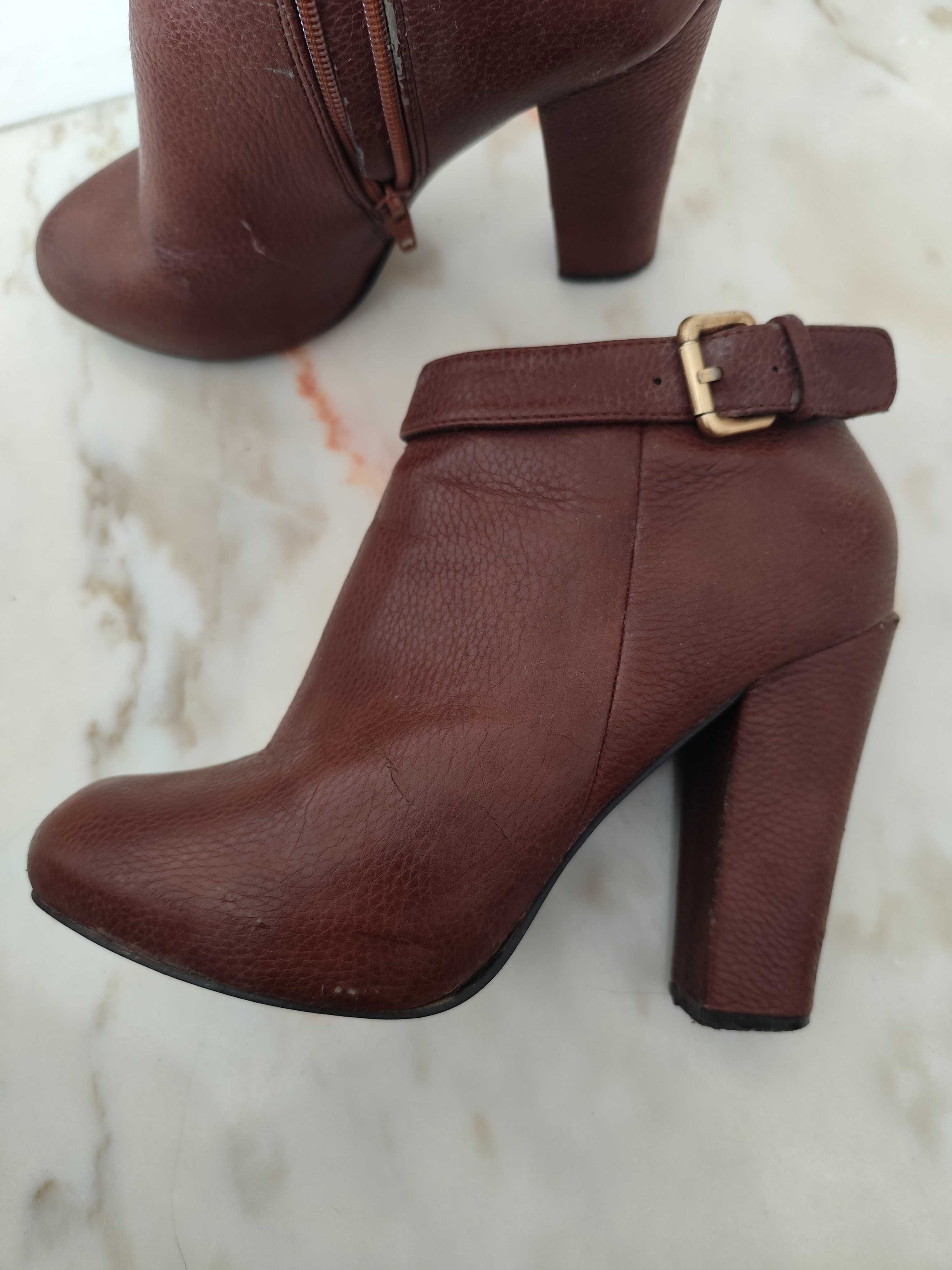 Botins castanhos de salto