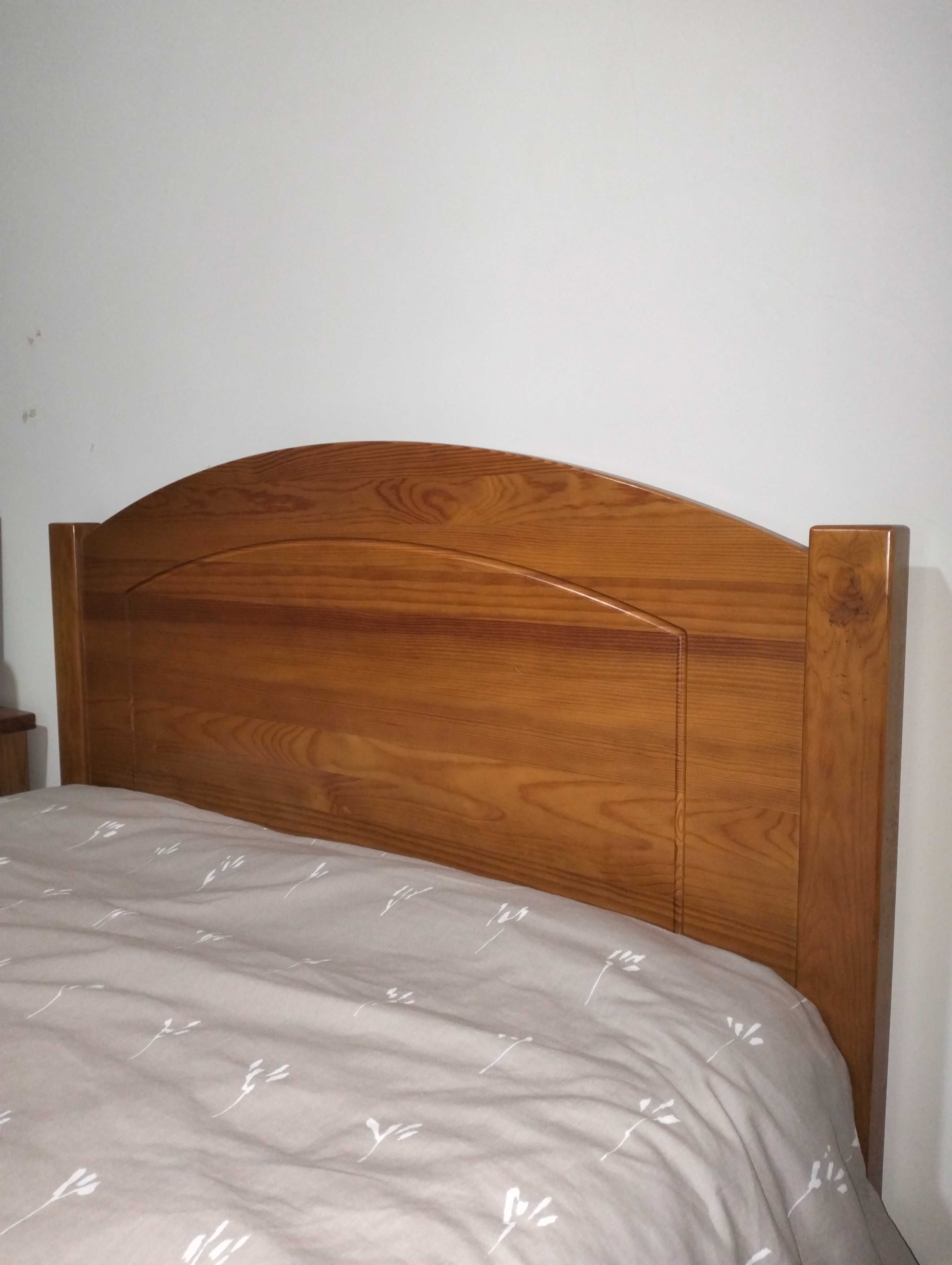 Cama solteiro, colchão e mesinha de cabeceira