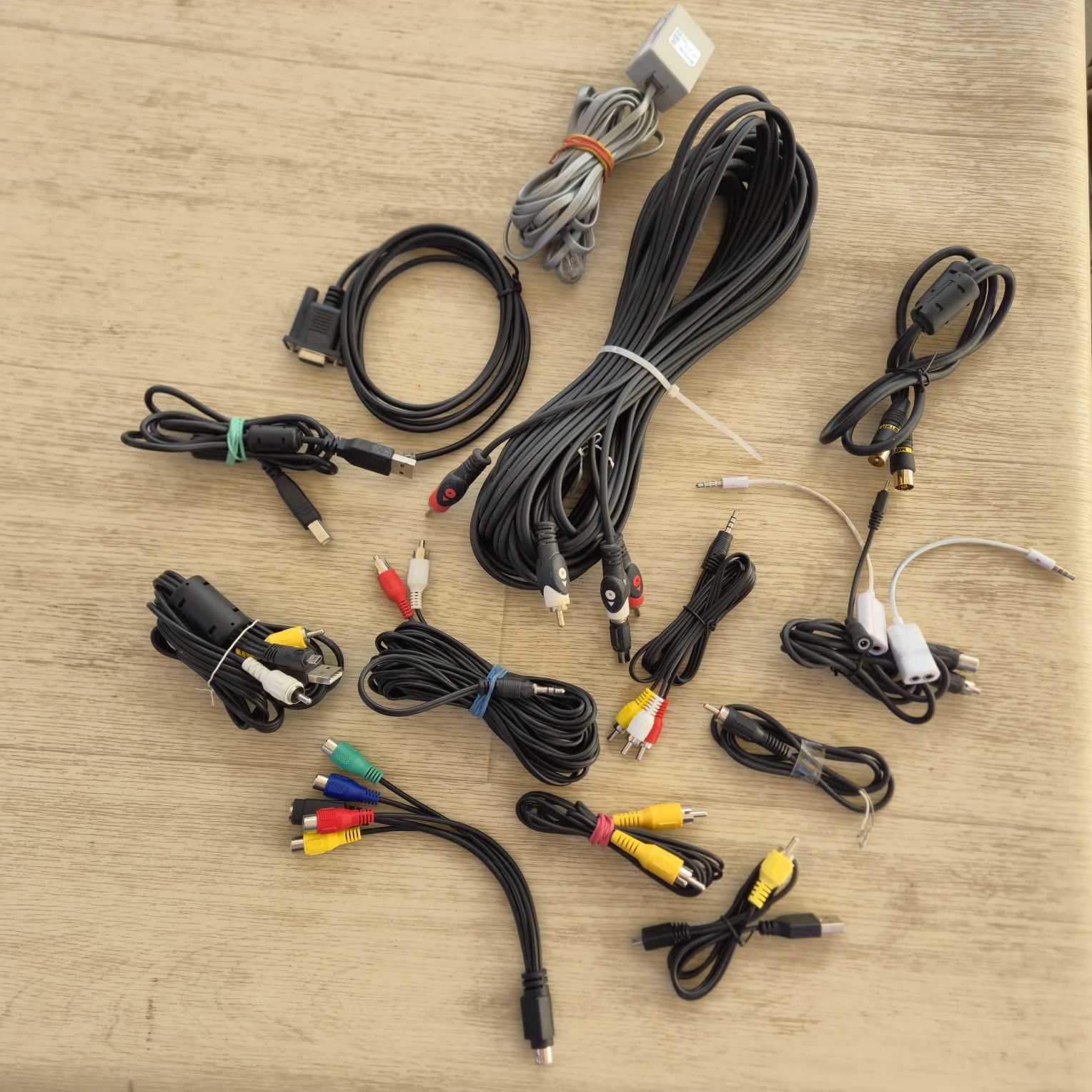 Набір кабелів
USB-micro USB 
3 RCA- 3 RCA