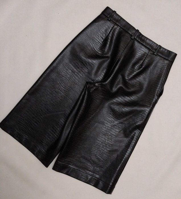 Чорні шорти бермуди фактурна екошкіра крокодил ZARA р.S