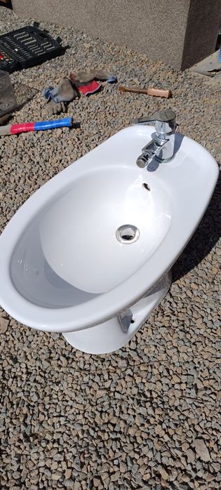 Bidet nowy z baterią i odpływem