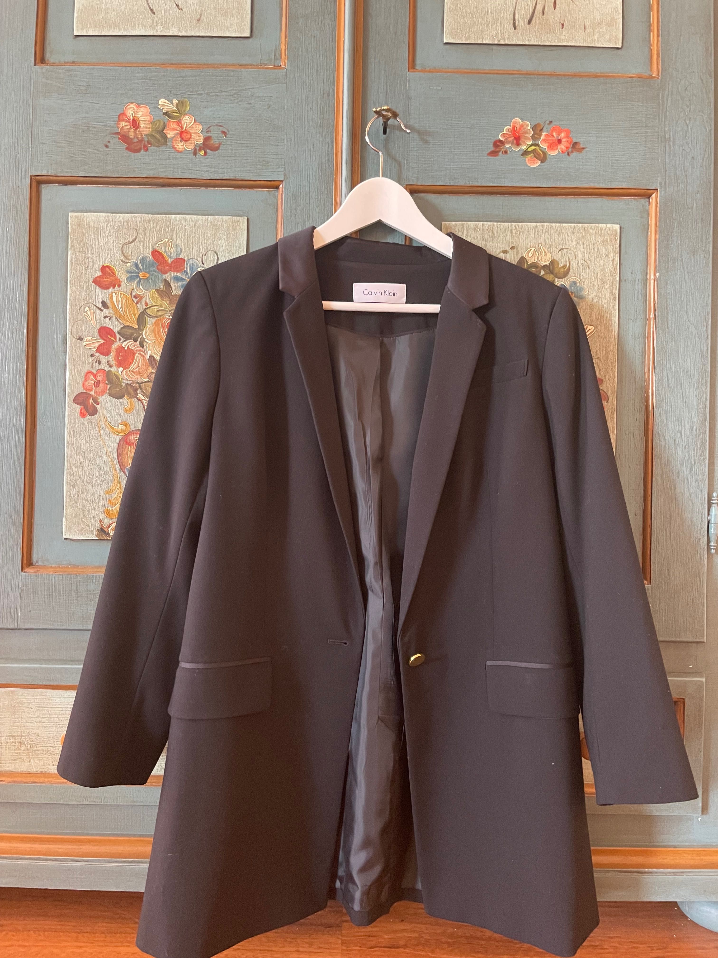 Lisboa/Cascais:
Vendo: Terninho preto Calvin Klein Tamanho M 30 Euros