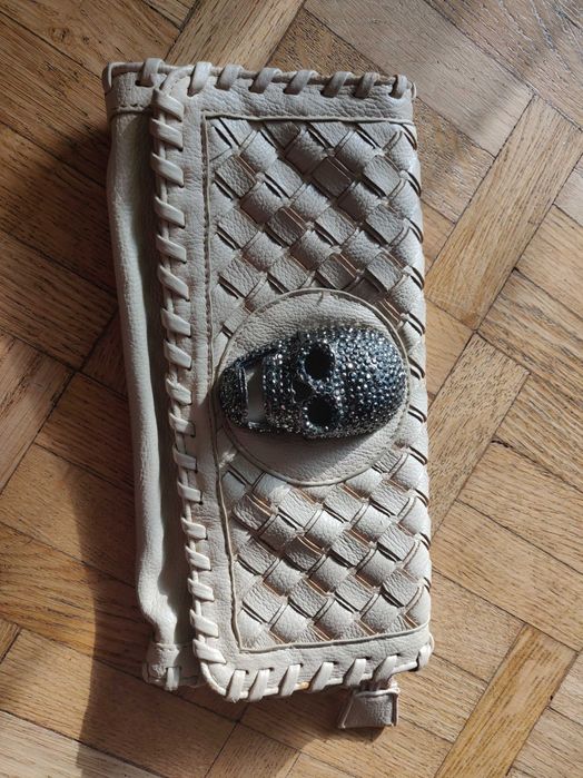 Klimatyczna i b. oryginalna kopertówka BANK z ozdobną czaszką