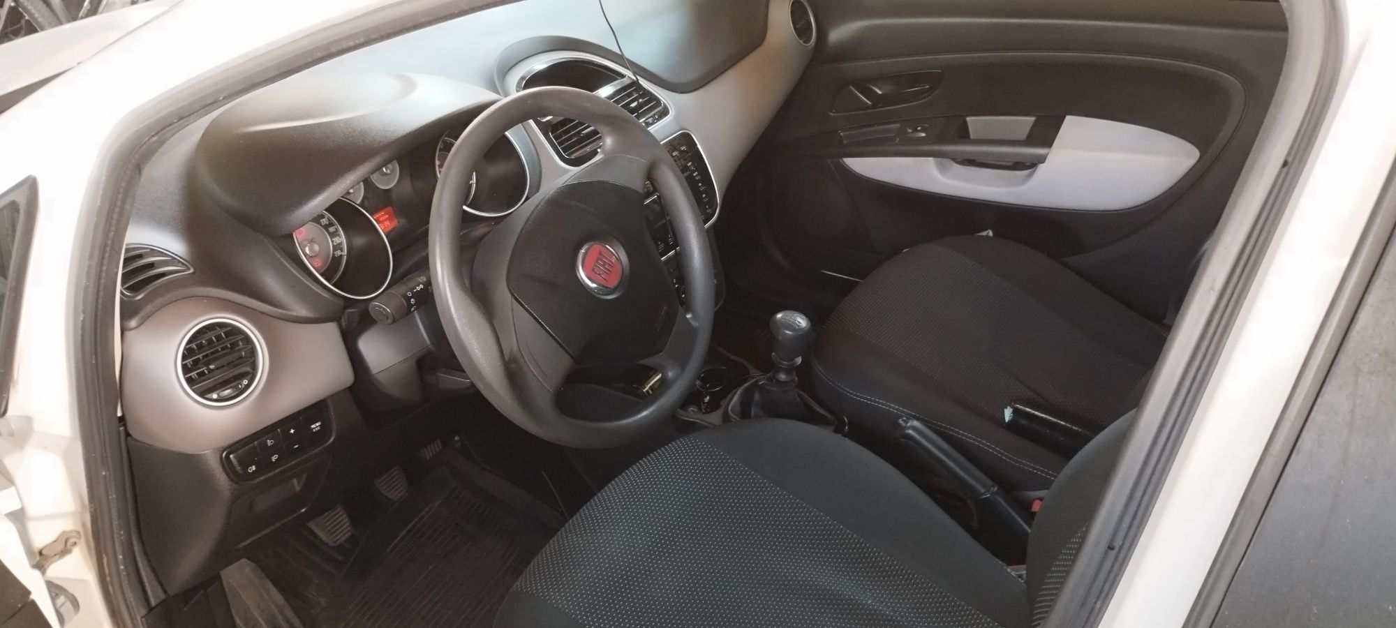 Автомобіль Fiat Linea