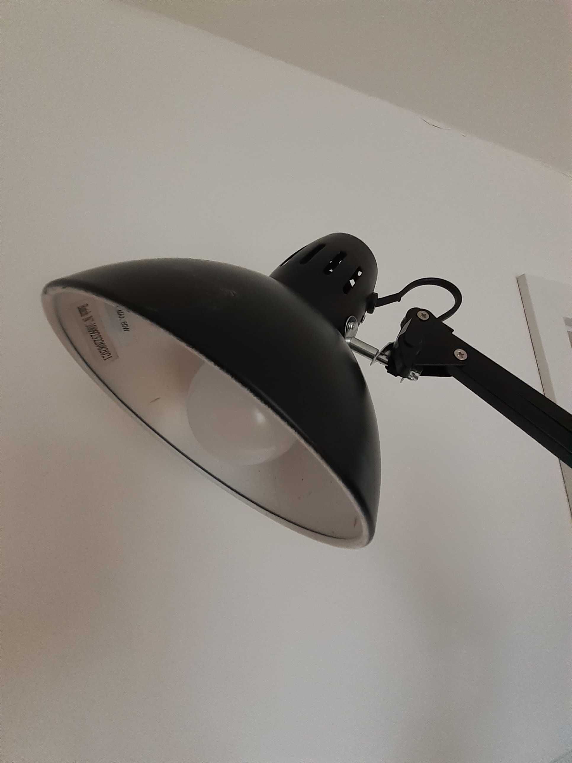 Lampa z regulowanym ramieniem