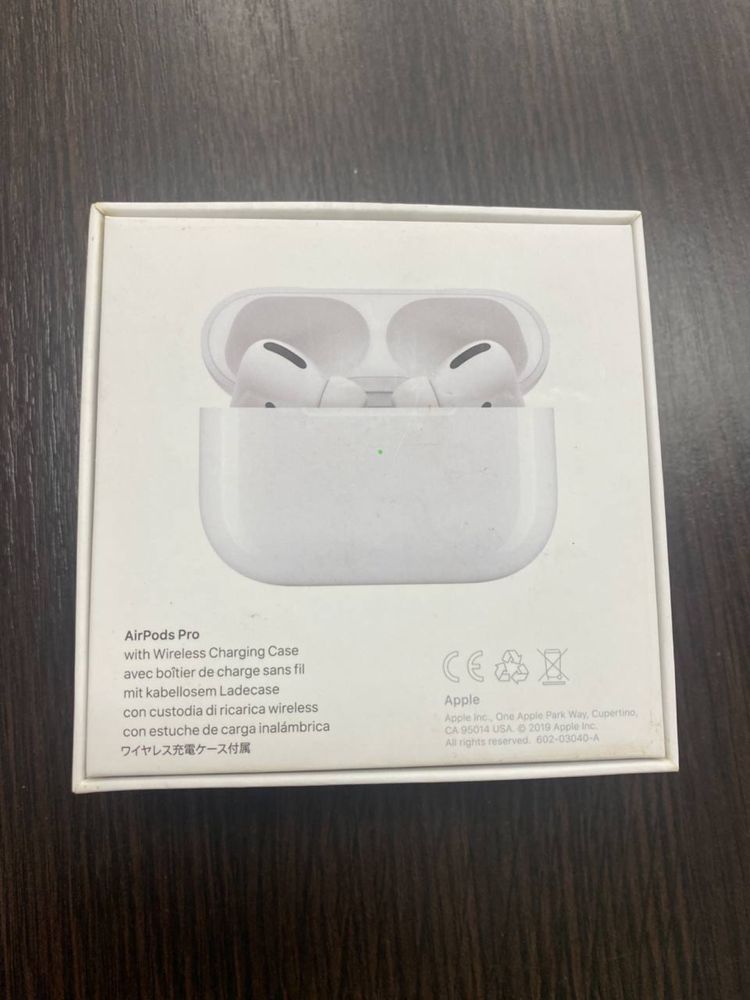 Гарнитура AirPods