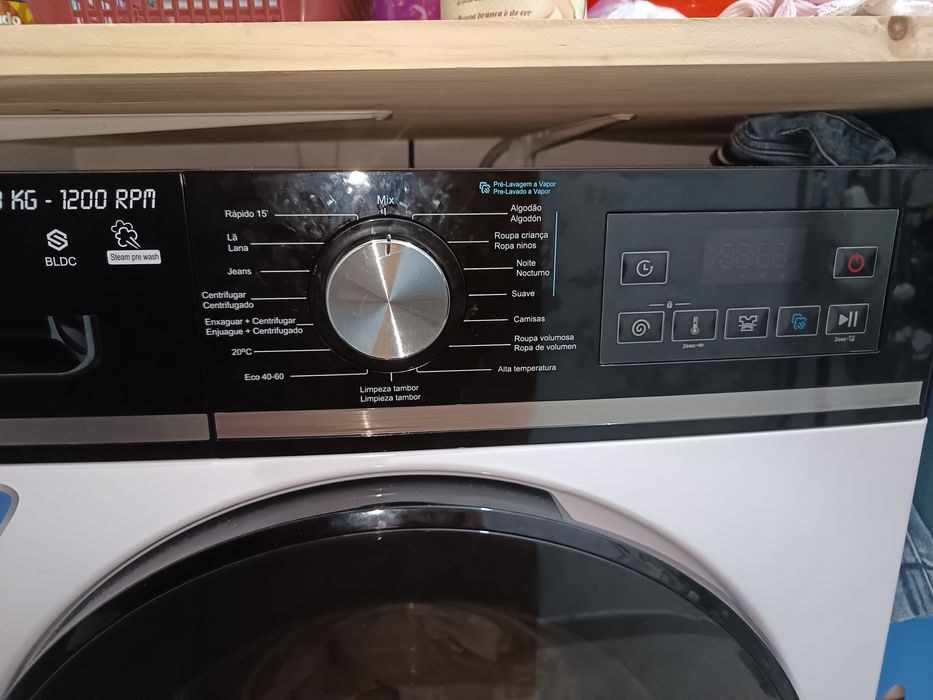 Maquina de lavar roupa praticamente nova