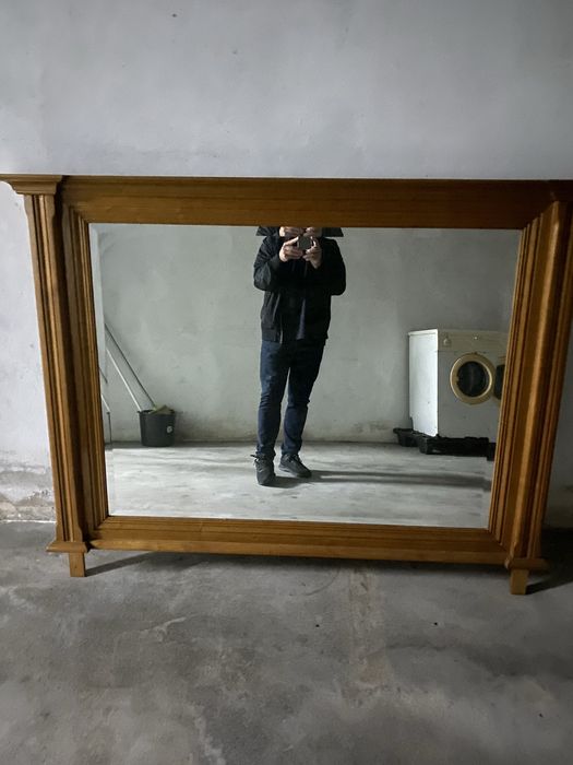 Espelho com moldura em madeira