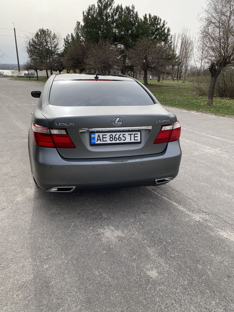 У продажу Lexus ls 460