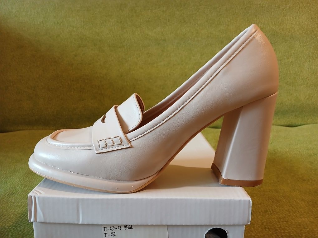 Beżowe buty na słupku rozmiar 40