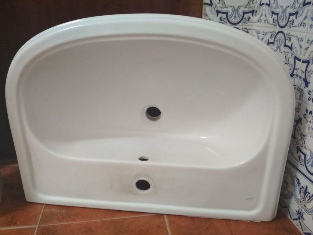Lavatório com pé Indusa Alfa.